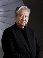 二女一指